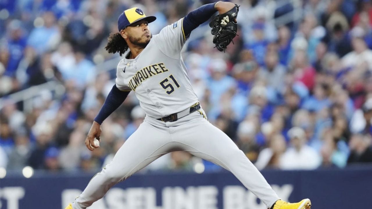 Con un Peralta dominante, los Brewers dan primer golpe ante Blue Jays