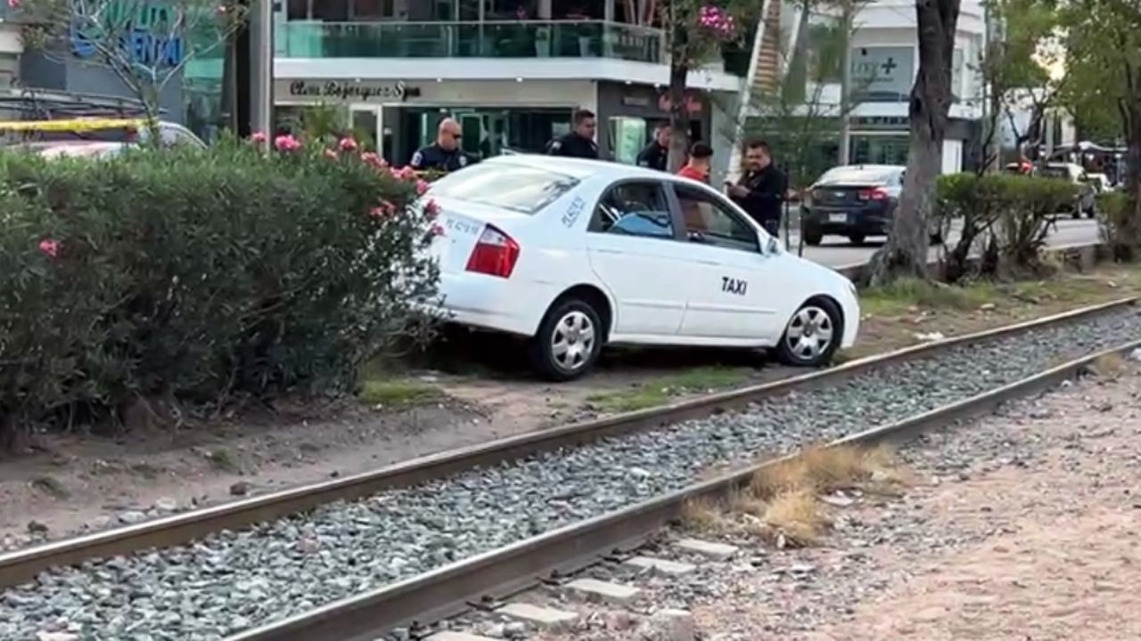 Asesinan a conductor de taxi mientras conducía en Nogales; lo apuñalaron en el corazón