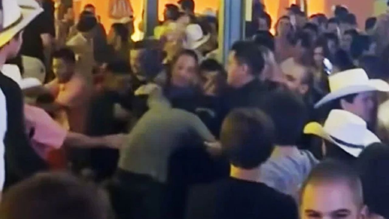 VIDEO: Captan a exgobernador de Querétaro durante pelea en bar; él explica lo que pasó