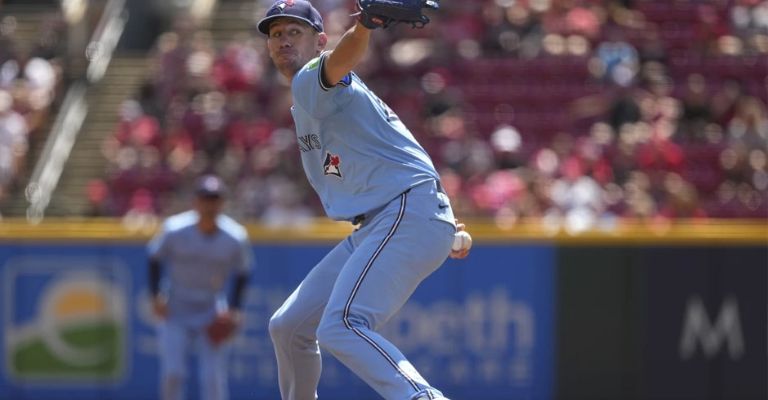 Bassitt se fue sin decisión por Toronto