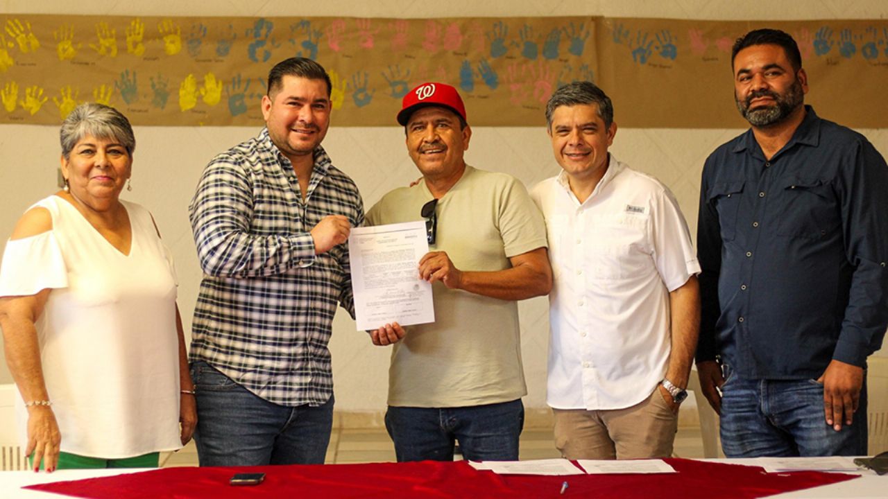 Pescadores de Huatabampo reciben apoyos de motores del Gobierno del Estado