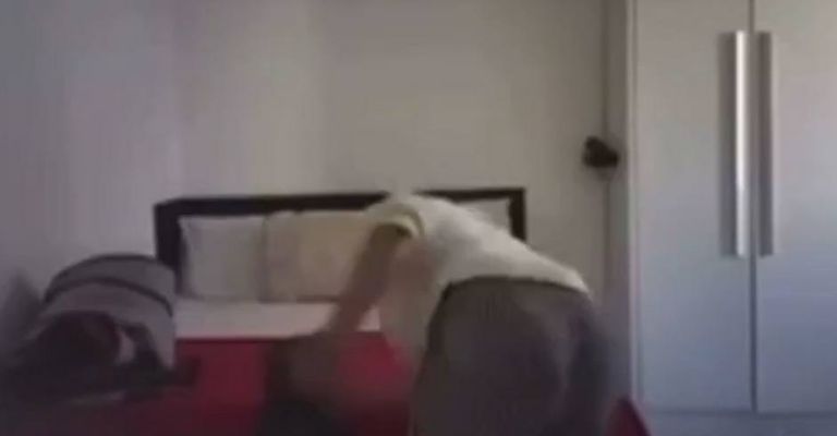 La mujer fue captada mientras agredía físicamente a su propia hija