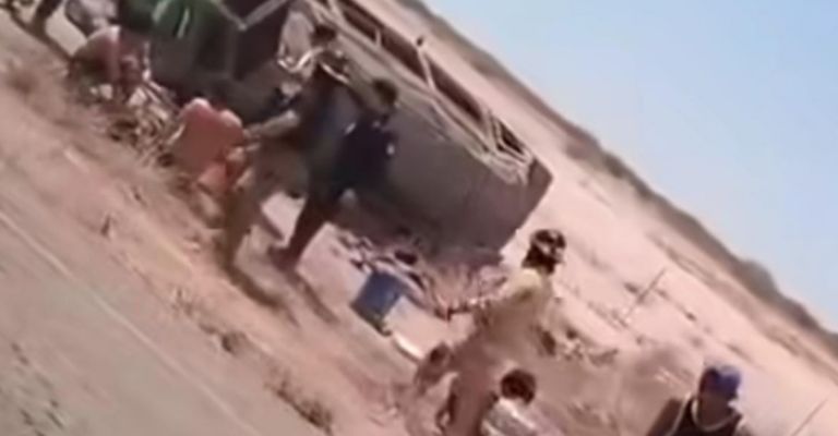 Los bomberos acudieron al accidente para rescatar a los jornaleros 