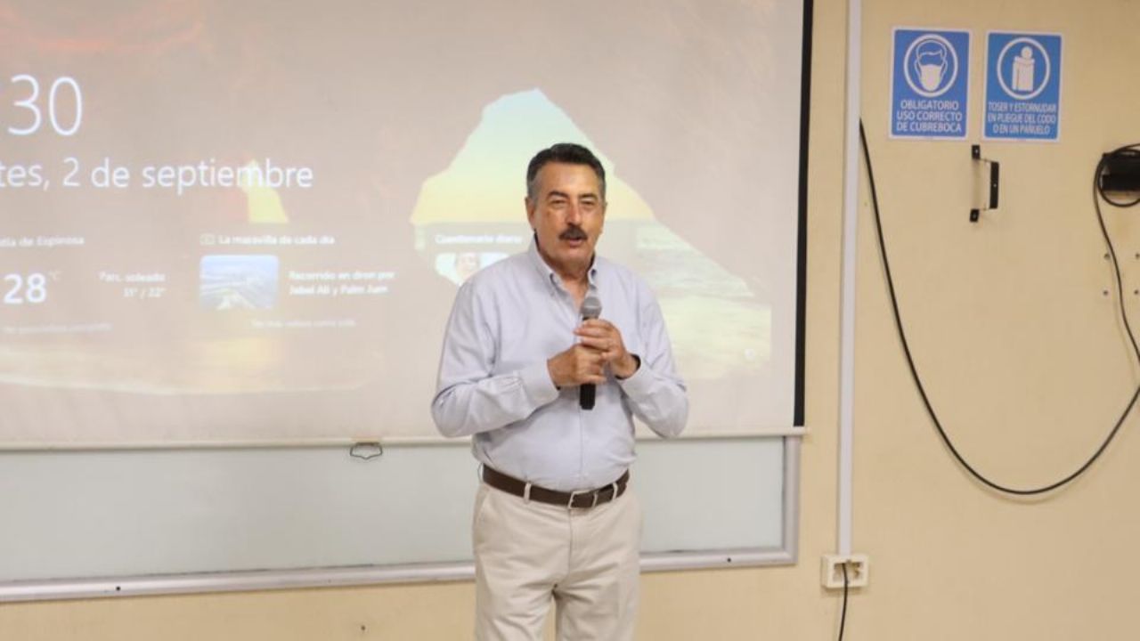 Lamarque presenta proyecto de parabuses solares e Internet para estudiantes del Itson en Ciudad Obregón