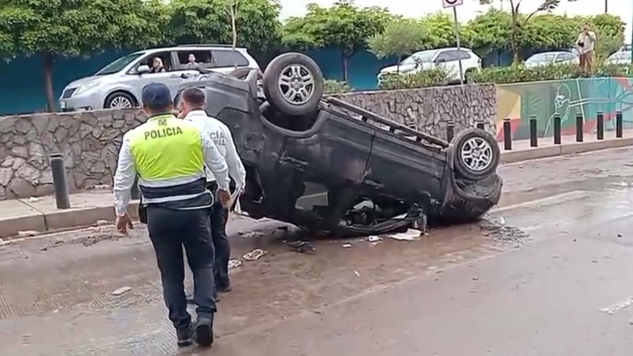 Joven conductora vuelca en paso a desnivel de Hermosillo; fue socorrida por autoridades