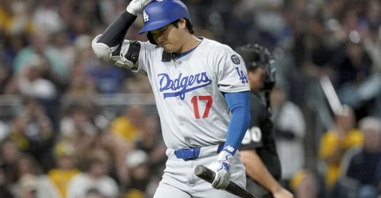 Ohtani se va al dugout después de ser ponchado