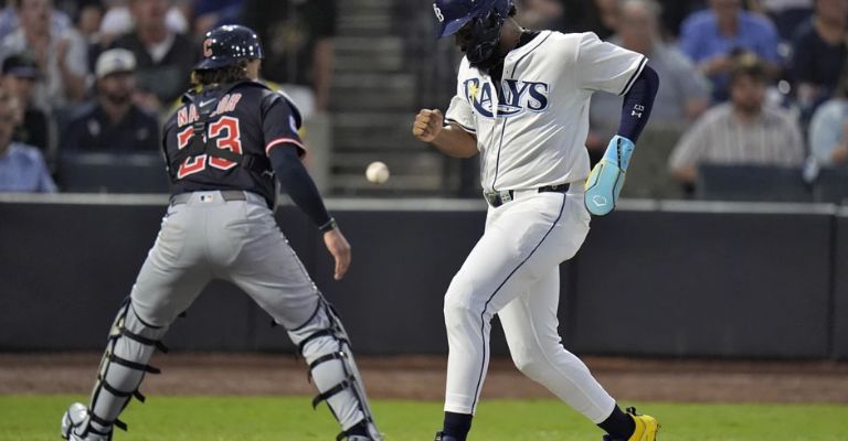 Junior Caminero anota durante la primera entrada