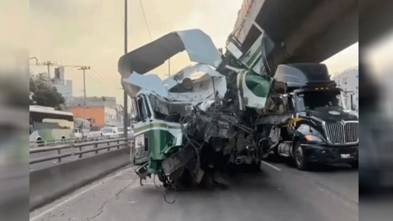 Chofer muere tras choque de tráiler en avenida Oceanía, CDMX; vehículo destrozado