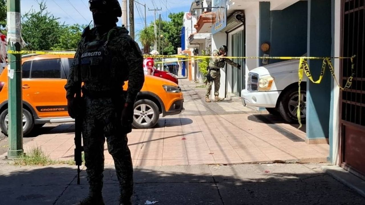 Gatillero irrumpe en barbería y asesina a balazos a un empleado al poniente de Culiacán