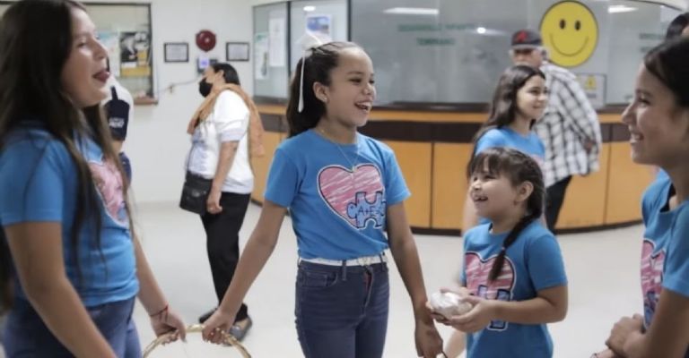 Frania junto a sus amigas visitando hospitales en la Región del Mayo