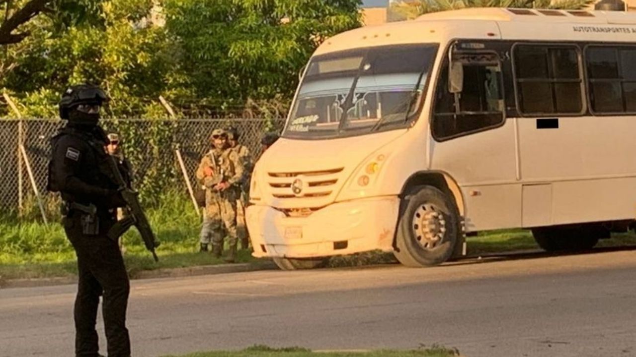 Sicarios bajan a un joven de camión urbano y lo balean frente a su mamá en Mazatlán