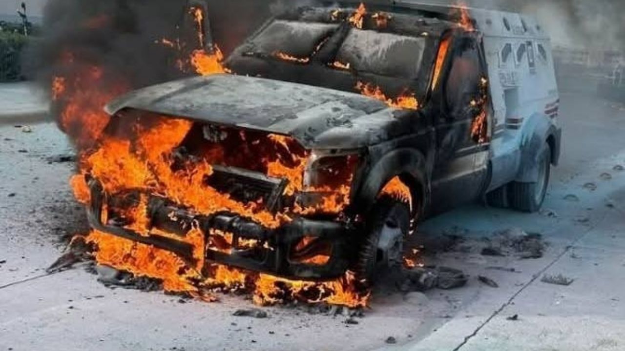 Camioneta de valores queda calcinada en Sinaloa; transportaba 14 millones de pesos