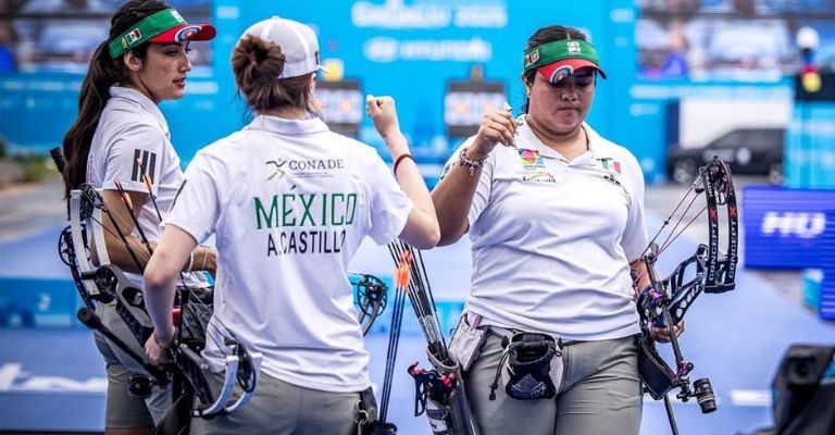 Las arqueras celebran uno de sus aciertos