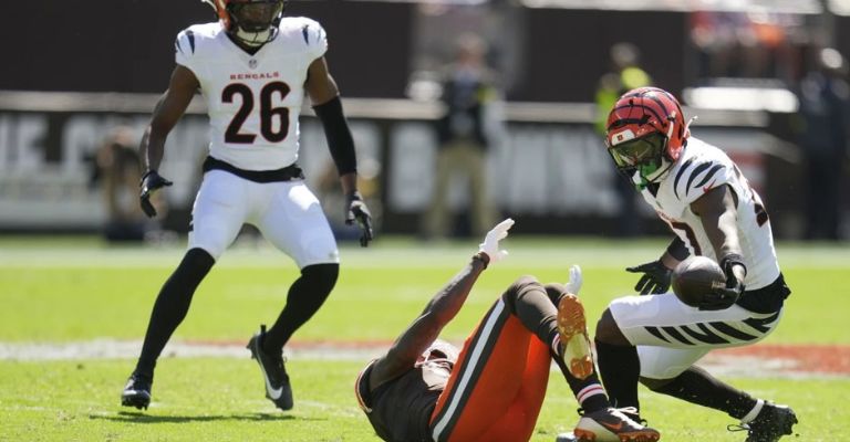 Battle intercepta un balón para Cincinnati