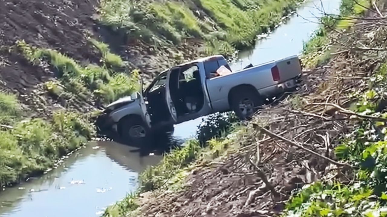 Ciudad Obregón: Pick up termina dentro de canal tras chocar contra unidad de la AMIC