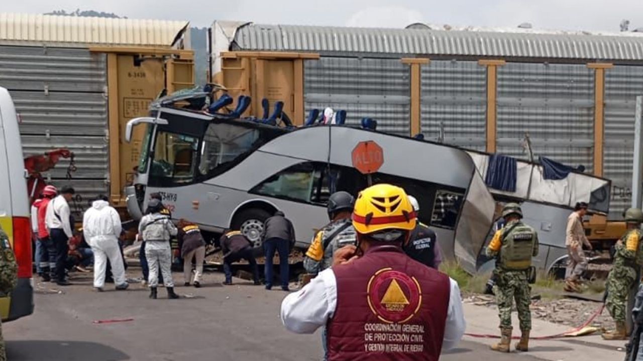 Sube a 10 fallecidos y 41 lesionados el saldo del choque entre tren y autobús en Edomex