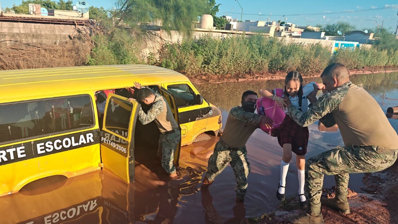 VIDEO: Transporte escolar es rescatado por marinos; menores quedan atrapados por imprudencia de chofer