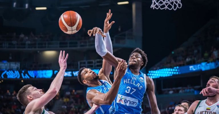 Los hermanos Antetokounmpo luchan por un rebote