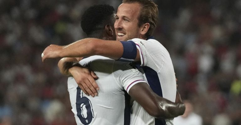 Kane festeja su tanto ante los serbios