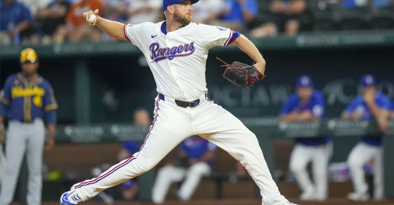 Kelly se apuntó la victoria, a pesar de admitir 10 hits