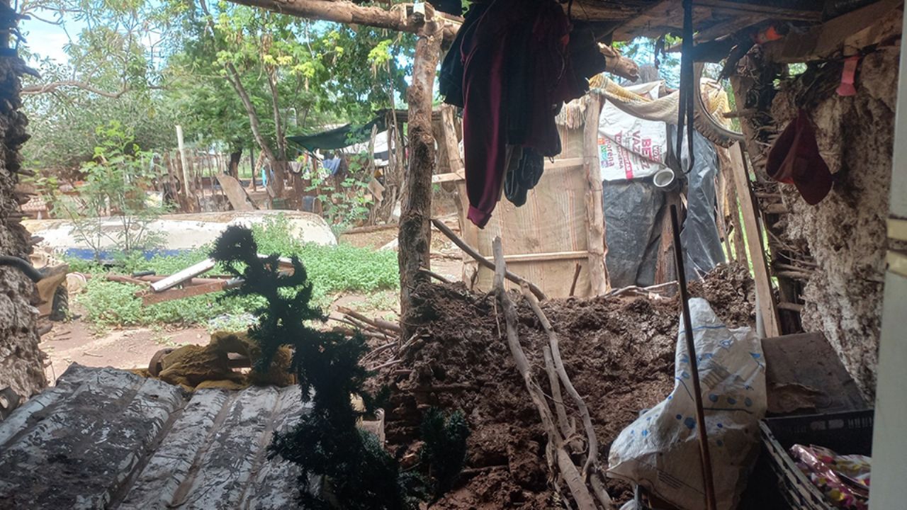 Vecinos de ‘La Escalera’ en Huatabampo viven en riesgo por daños a sus viviendas tras paso de ‘Lorena’