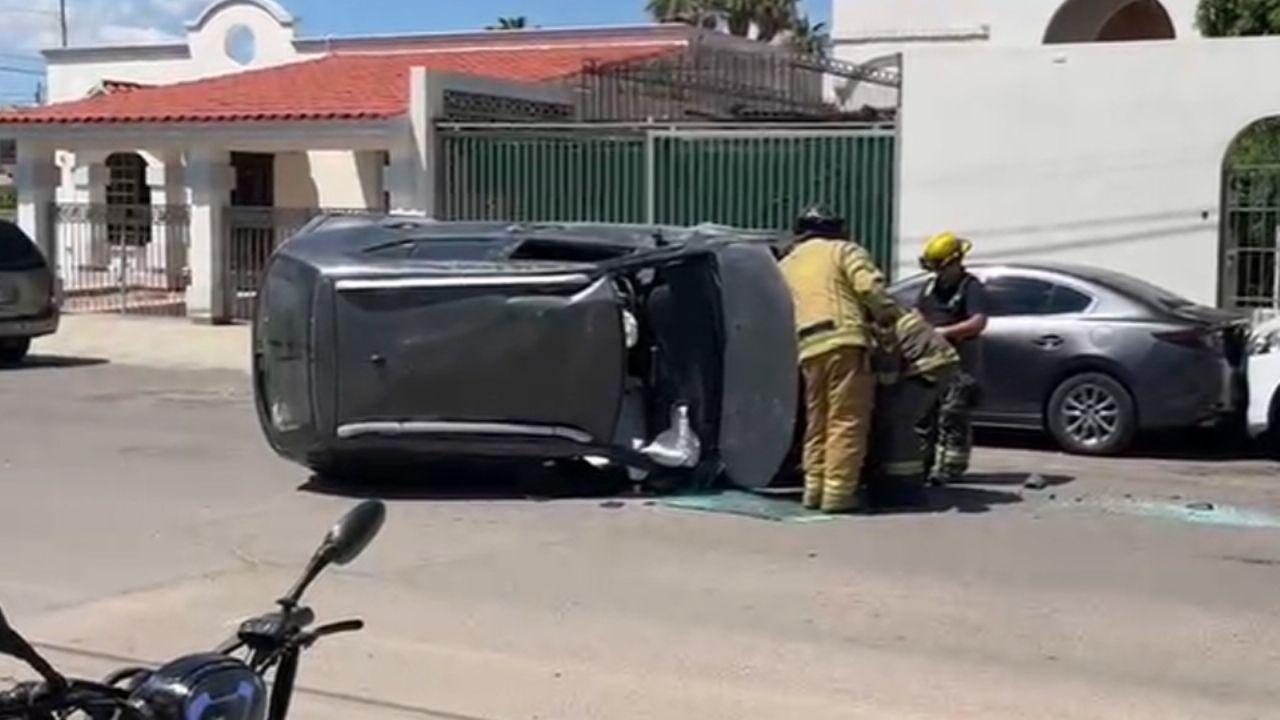 Volcadura de vehículo deja un herido en Hermosillo; autos estacionados sufrieron daños