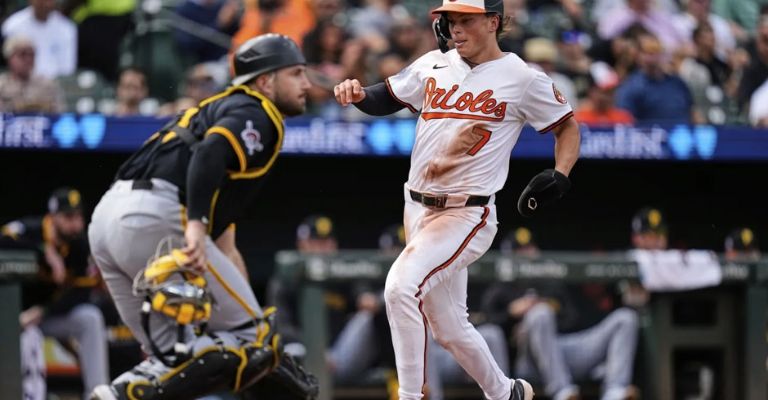 Holiday anota la carrera del gane