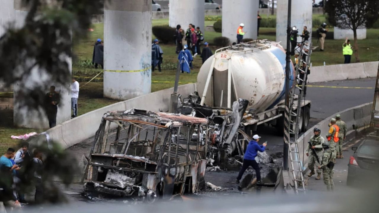 8 muertos por explosión de pipa, reaparece Peña Nieto en España y más noticias en el Top 3 México