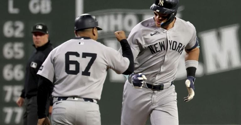 El jardinero es felicitado por el coach de tercera