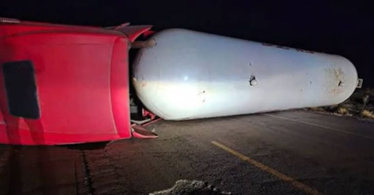 La volcadura de la pipa se registró en enero de 2025 sobre la carretera Caborca-Sonoyta.