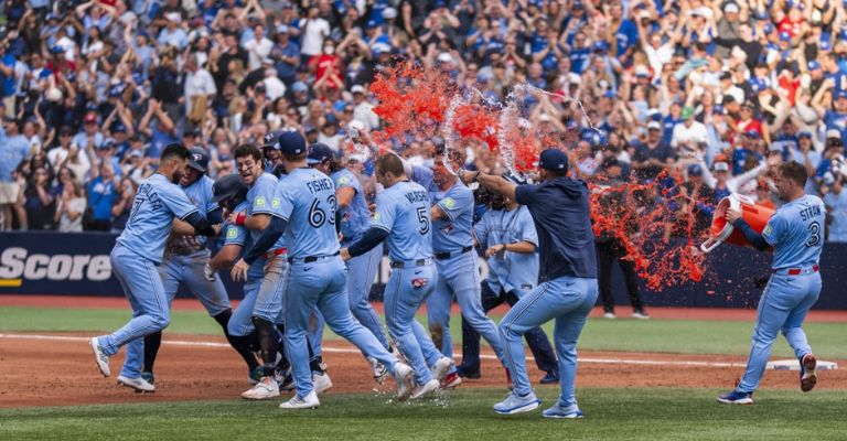 Los jugadores de Toronto celebran con el mexicano