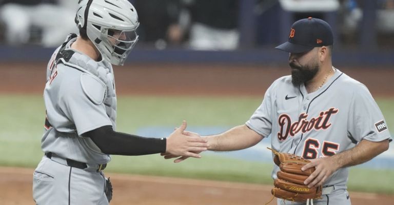 Urquidy saluda a su receptor al salir del juego