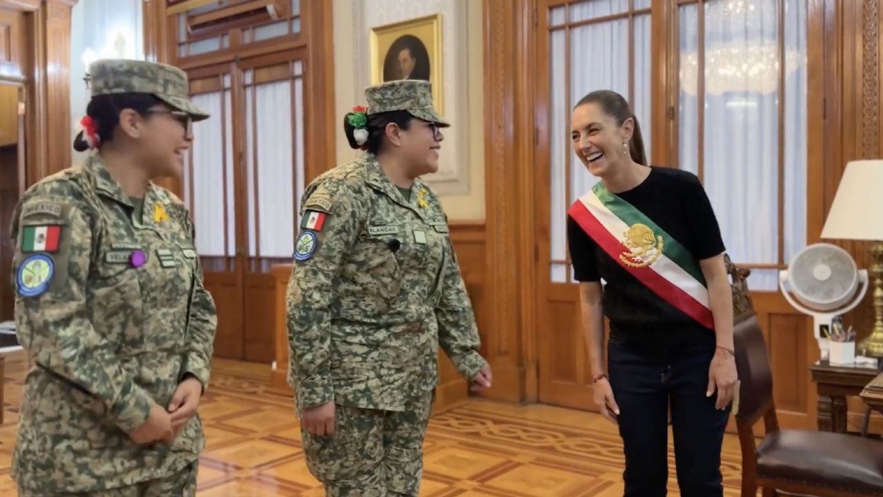 VIDEO: Sheinbaum se prepara para dar el Grito de Independencia; presenta su banda presidencial
