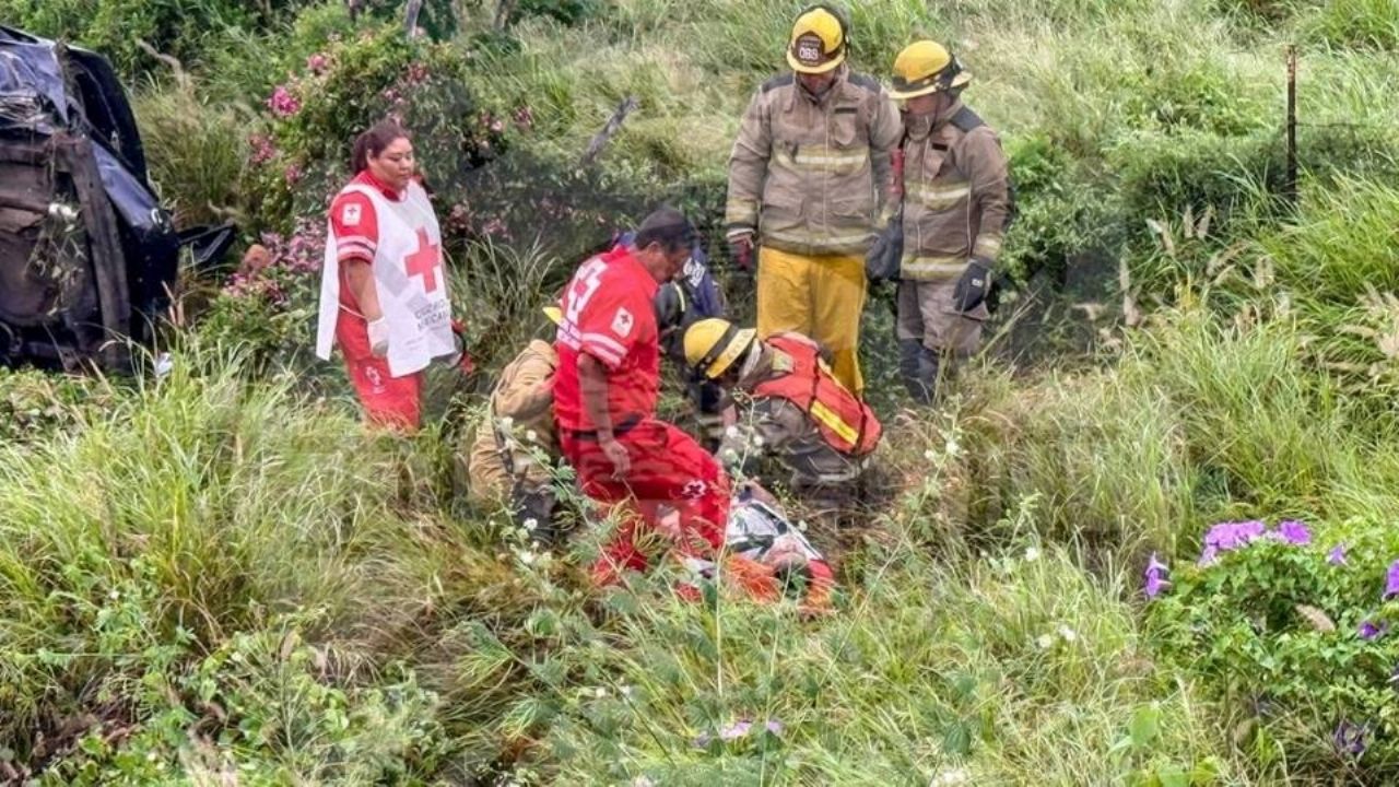 Reportan volcamiento de un automóvil al norte de Cajeme; pasajeros quedan prensados