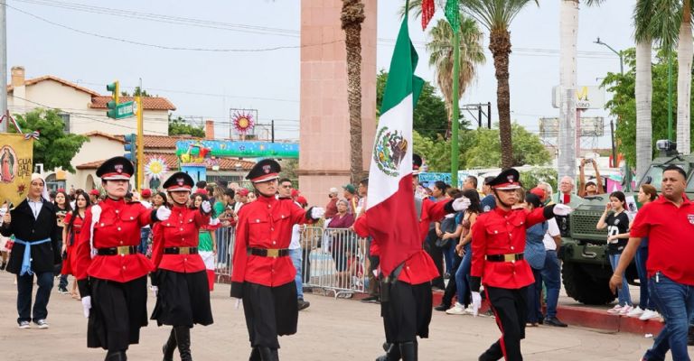 Realizan desfile cívico-militar; participan más de 23 contingentes
