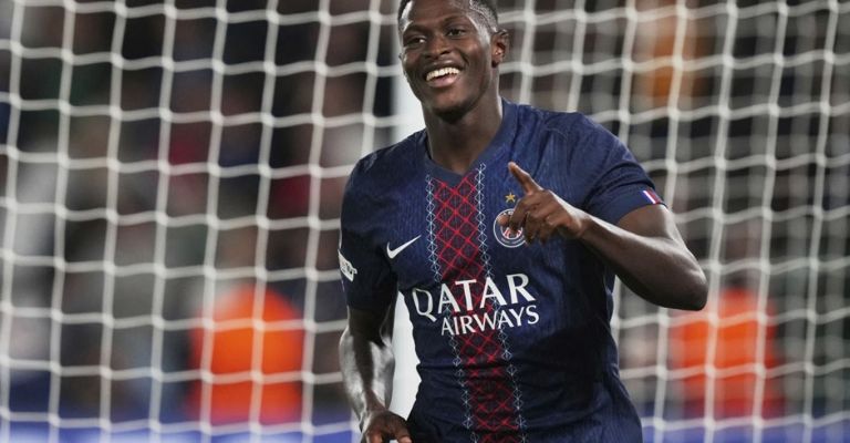 Nuno Mendes festeja su anotación