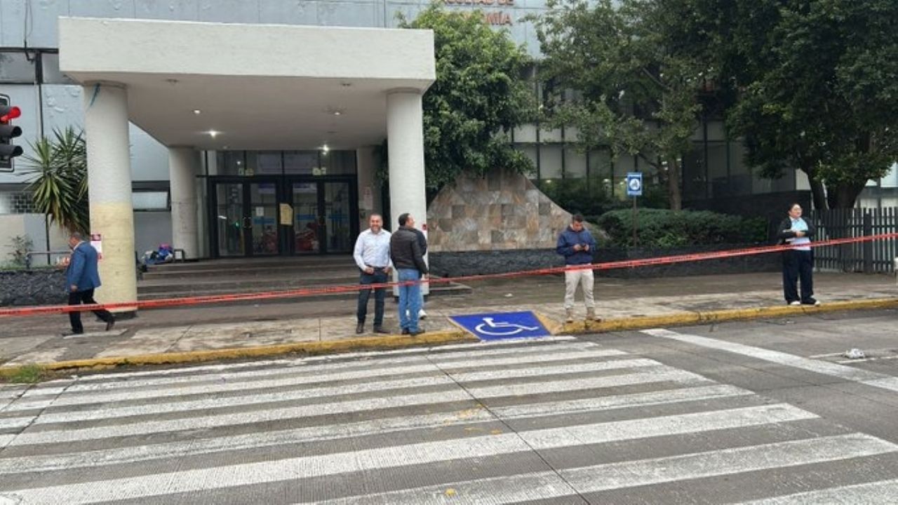 (VIDEO) Por amenaza de BOMBA en la UNAM desalojan a estudiantes de Economía y Derecho
