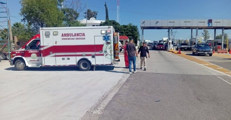 Resultan con graves lesiones por fuerte descarga eléctrica en caseta de cobro