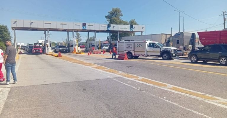 Resultan con graves lesiones por fuerte descarga eléctrica en caseta de cobro