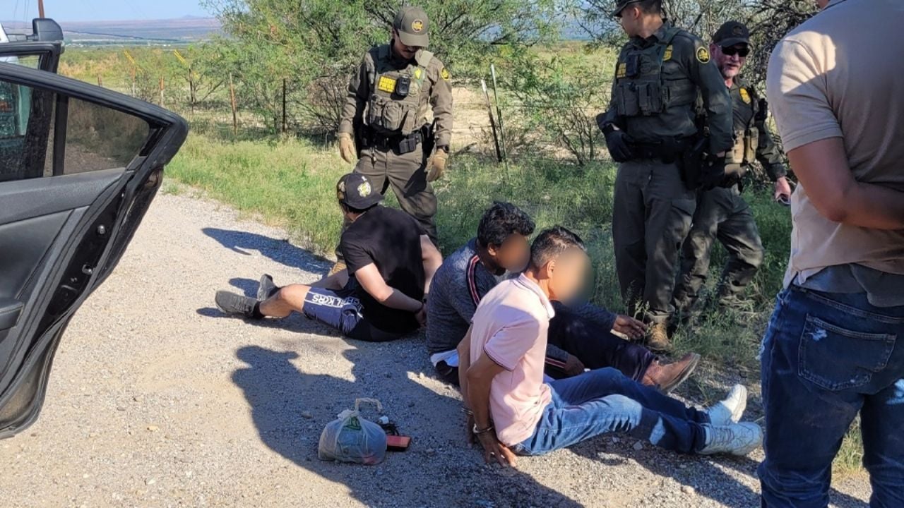 Caen dos estadounidenses que transportaban a tres migrantes en frontera Sonora – Arizona