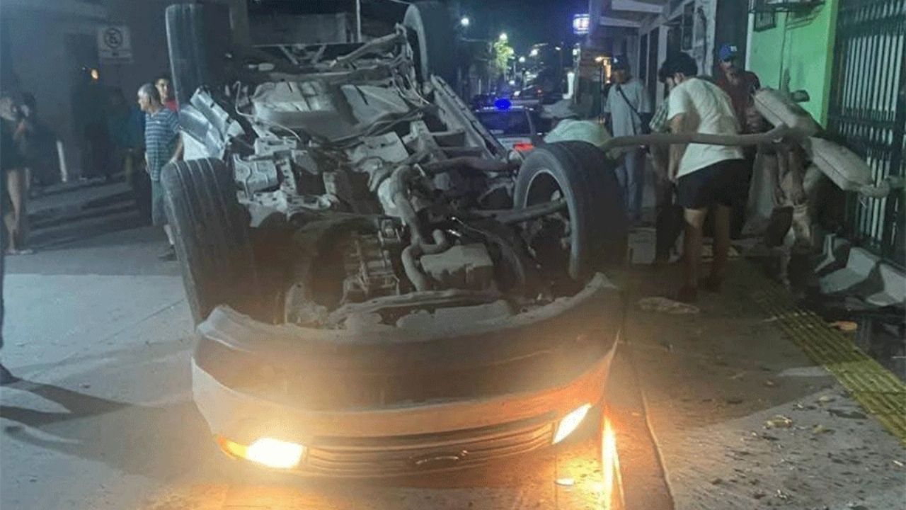 Aparatoso accidente en el centro de Guaymas deja dos lesionados por no respetar el alto
