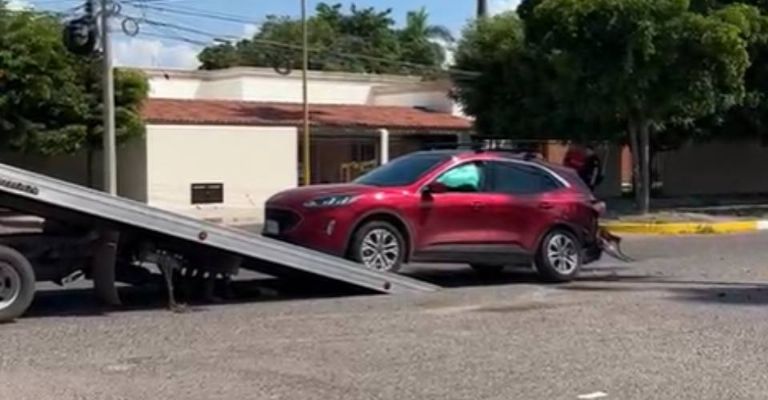 Una grúa particular tuvo que remolcar uno de los vehículos implicados