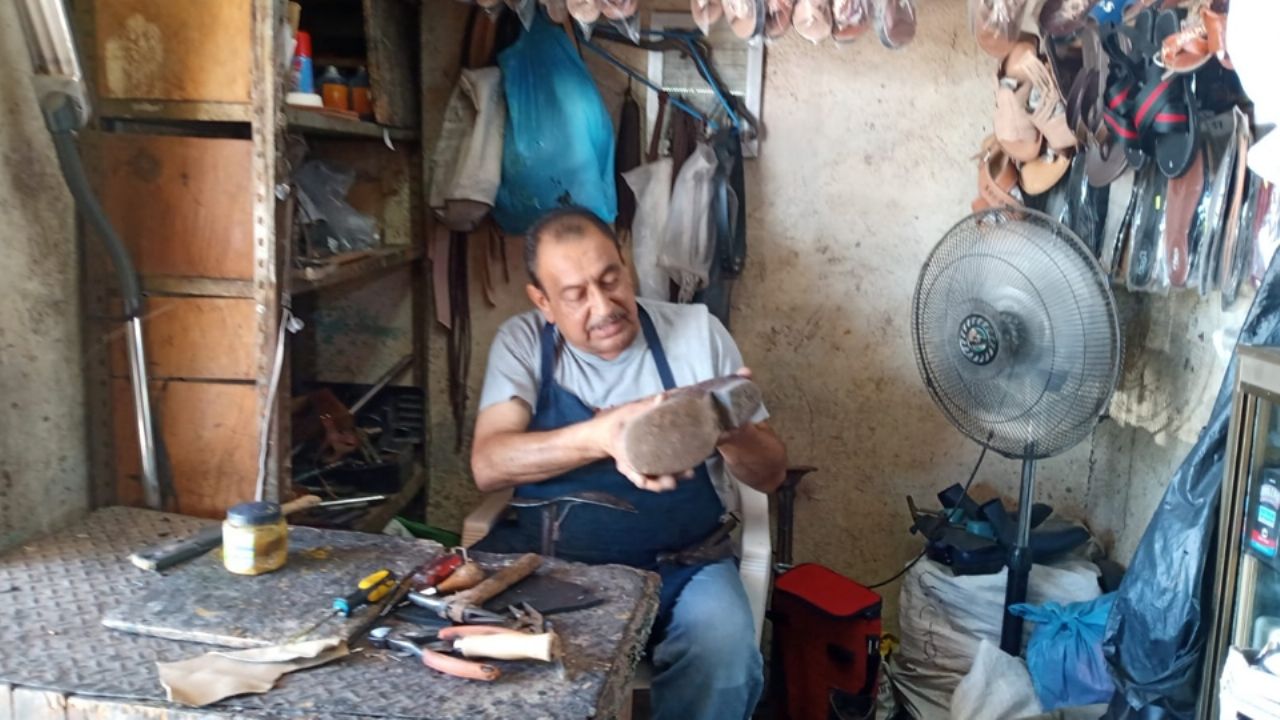 Conoce la historia de Carlos Hiram, el último zapatero en Empalme; lleva 39 años en el oficio