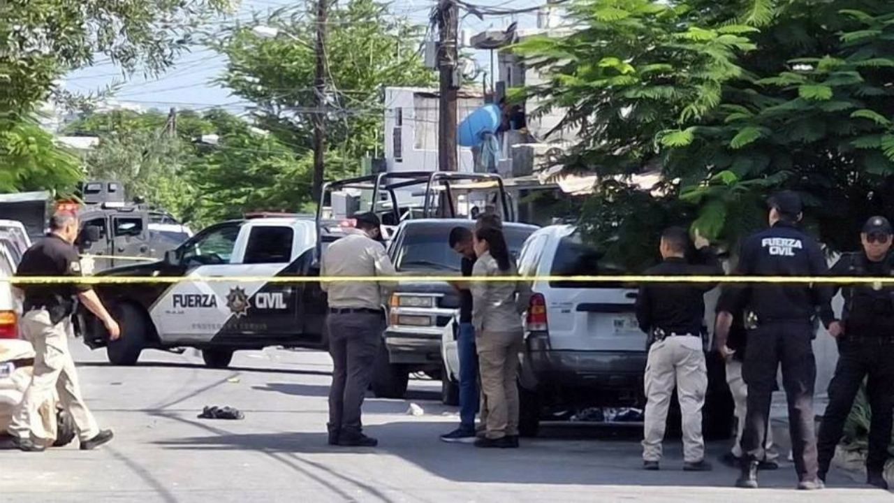 A plena luz del día, sicarios asesinan a balazos a dos personas en calles de Monterrey