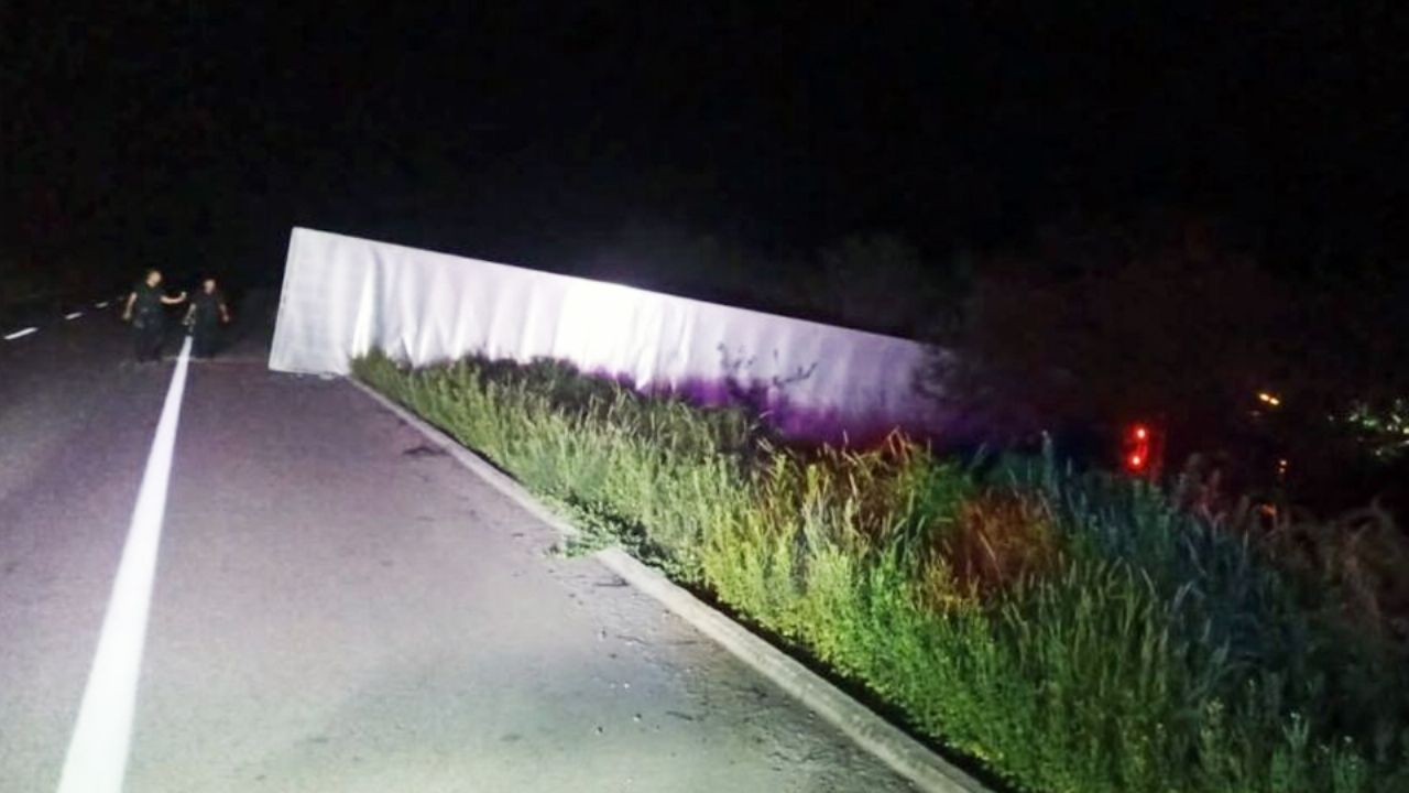 Chofer se quedó dormido: Tráiler que venía de Sonora se sale de la carretera en Sinaloa