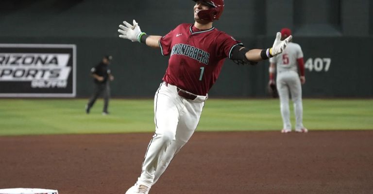 Barrosa festeja su primer jonrón en MLB