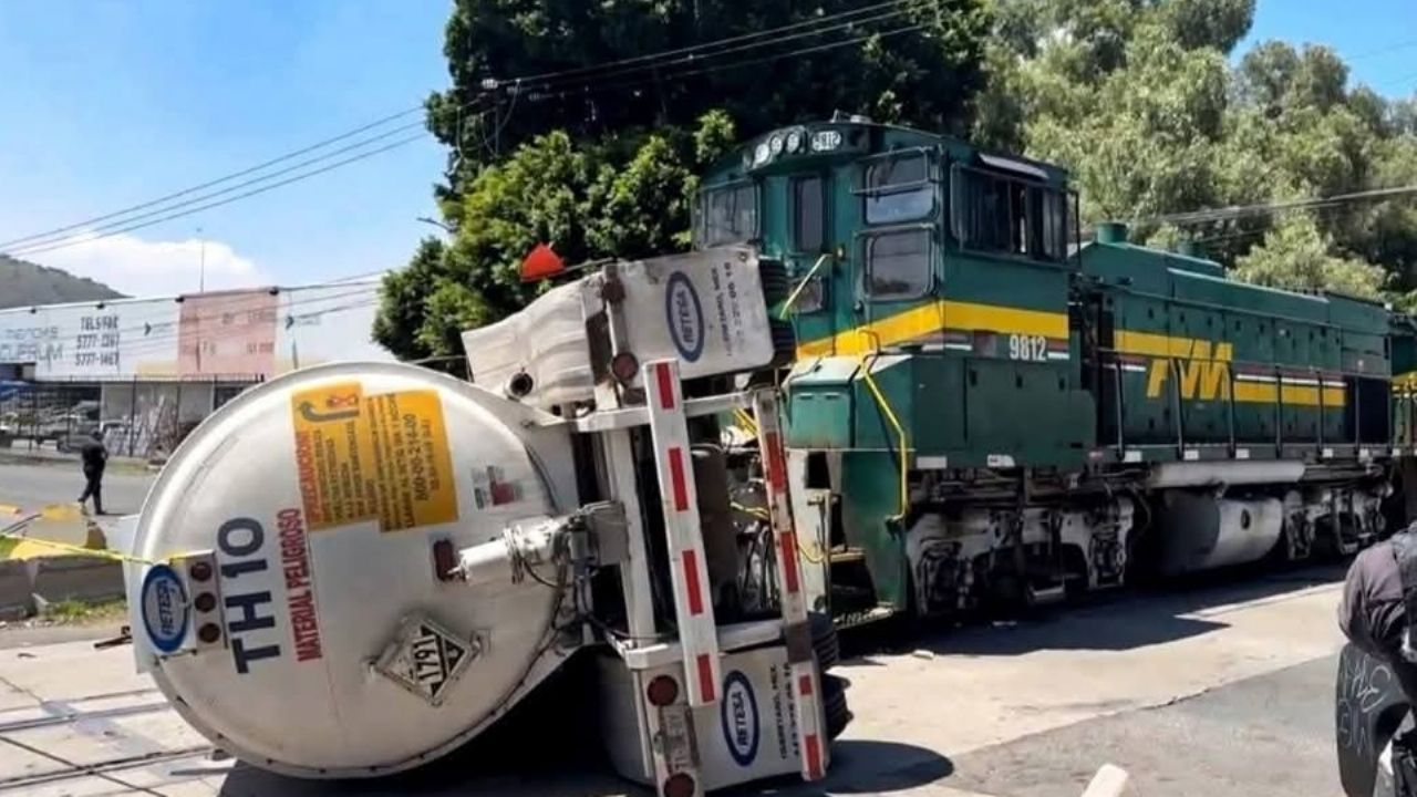 Casi se repite la tragedia: Pipa intenta ganarle el paso a tren y chocan en Ecapetec