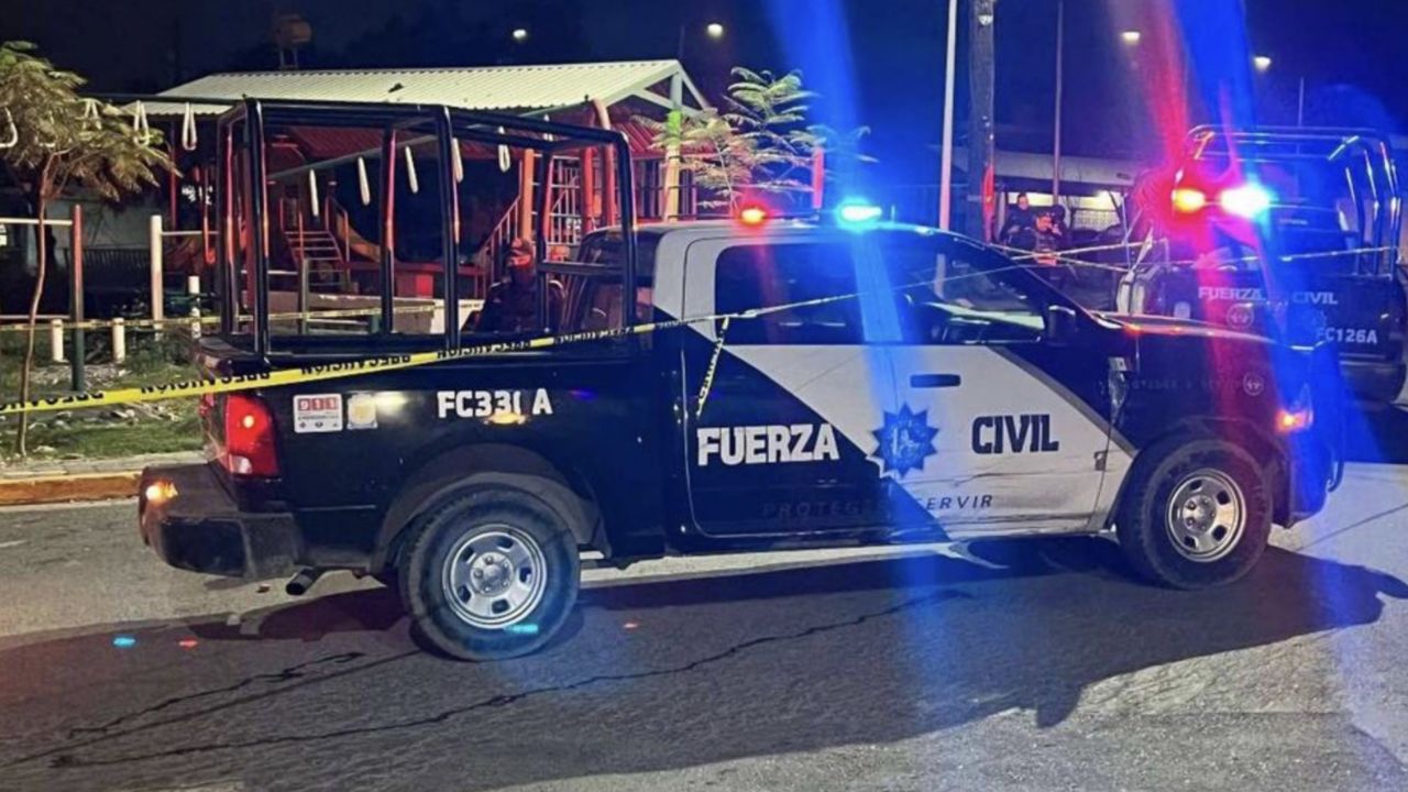 En pleno puente peatonal de Monterrey, sicarios ultiman a balazos a una pareja