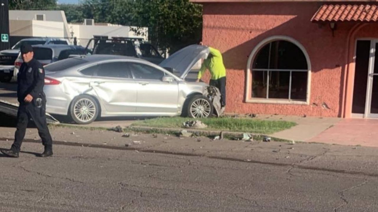 Reportan fuerte choque en el Centro de Caborca; vehículo se estampó con un consultorio