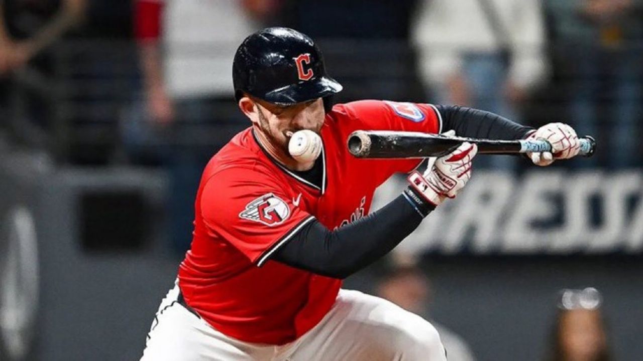 VIDEO: Jugador de MLB recibe pelotazo en el rostro a 99 millas por hora; no jugará hasta 2026